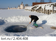 Полоскание белья (2011 год). Редакционное фото, фотограф Валерий Пчелинцев / Фотобанк Лори