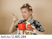 Женщина с красным ковшиком и половником (2011 год). Редакционное фото, фотограф Михаил Ворожцов / Фотобанк Лори