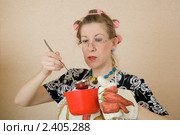 Женщина с красным ковшиком и половником (2011 год). Редакционное фото, фотограф Михаил Ворожцов / Фотобанк Лори