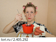 Женщина с красным ковшиком и половником (2011 год). Редакционное фото, фотограф Михаил Ворожцов / Фотобанк Лори