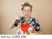 Женщина с красным ковшиком (2011 год). Редакционное фото, фотограф Михаил Ворожцов / Фотобанк Лори