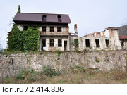 Старая Гагра, развалины старинного здания за стеной крепости Абаата (2010 год). Стоковое фото, фотограф Анна Мартынова / Фотобанк Лори