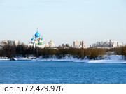 Вид на соборы Перервинского монастыря из Коломенского. Москва. Стоковое фото, фотограф Щеголева Ольга / Фотобанк Лори