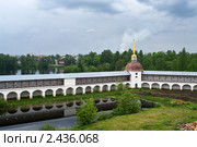Стена Тихвинского Богородич­ного Успенского мужского монастыря (2010 год). Стоковое фото, фотограф Кекяляйнен Андрей / Фотобанк Лори