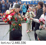 Поздравление ветерана войны с Днем Победы у Большого театра (2008 год). Редакционное фото, фотограф Елена Гаврилова / Фотобанк Лори