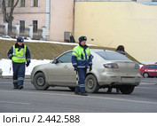 Работники ДПС на посту на улице Моховая. Москва (2011 год). Редакционное фото, фотограф lana1501 / Фотобанк Лори