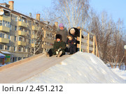 Вся семья на ледяной горке (2011 год). Редакционное фото, фотограф Анатолий Матвейчук / Фотобанк Лори