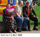 Ветераны сидят на лавочке (2010 год). Редакционное фото, фотограф Светлана Зарецкая / Фотобанк Лори
