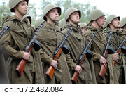 Военный парад. День Победы 9 мая. В строю солдаты в форме времен Великой Отечественной войны (2005 год). Редакционное фото, фотограф Олег Пчелов / Фотобанк Лори