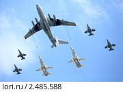 Летит ИЛ-78 в сопровождении бомбардировщиков CУ-24 и самолетов ЯК-130. Парад в честь 65-летия Победы (2010 год). Редакционное фото, фотограф Андрей Дегтярёв / Фотобанк Лори