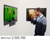 Мужчина оценивает работу (2011 год). Редакционное фото, фотограф Вячеслав Палес / Фотобанк Лори