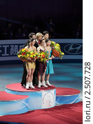 Чемпионат мира по фигурному катанию 2011. Награждение победителей в танцах на льду - Тесса Вертью и Скотт Моир, Мэрил Дэвис и Чарли Уайт, Майя и Алекс Шибутани. Редакционное фото, фотограф Игорь Долгов / Фотобанк Лори