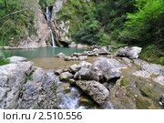 Каменный хаос и водопад в Агурском ущелье, Сочи (2011 год). Редакционное фото, фотограф Анна Мартынова / Фотобанк Лори