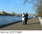 Москва. Городские виды. Люди гуляют по Пушкинской набережной (2011 год). Редакционное фото, фотограф lana1501 / Фотобанк Лори