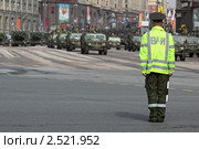 Сотрудник ВАИ командует прохождением военной техники (2011 год). Редакционное фото, фотограф Игорь Долгов / Фотобанк Лори