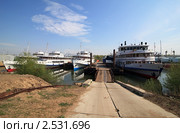 Водоизмещающие пассажирские суда в затоне (2011 год). Редакционное фото, фотограф Юлия Машкова / Фотобанк Лори