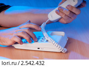 Мужчина набирает номер телефона. Стоковое фото, фотограф Elnur / Фотобанк Лори