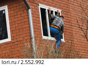 Установка пластиковых окон в коттедже (2011 год). Редакционное фото, фотограф Зобков Юрий / Фотобанк Лори