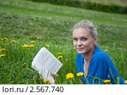 Девушка студентка с книгой в парке. Стоковое фото, фотограф Володина Ольга / Фотобанк Лори