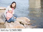 Девушка с ребенком возле воды. Стоковое фото, фотограф Типляшина Евгения / Фотобанк Лори
