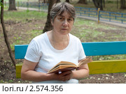 Женщина читает книгу. Стоковое фото, фотограф Марина Славина / Фотобанк Лори