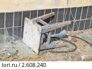 Брошенная солдатская табуретка. Город призрак Адуляр (2011 год). Редакционное фото, фотограф stargal / Фотобанк Лори
