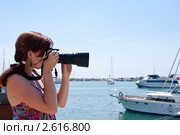 Молодая девушка фотографирует пейзаж. Стоковое фото, фотограф Иван Губанов / Фотобанк Лори