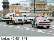 Три эвакуатора у Московского вокзала на площади Восстания. Санкт-Петербург (2011 год). Редакционное фото, фотограф Александр Щепин / Фотобанк Лори