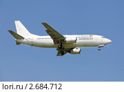 Самолет Boeing 737-341 авиакомпании "Татарстан" приземляется на взлетную полосу аэродрома (2011 год). Редакционное фото, фотограф Николай Винокуров / Фотобанк Лори