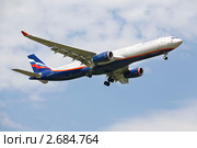 Самолет Airbus A330 российской авиакомпании "Аэрофлот" совершает взлет (2011 год). Редакционное фото, фотограф Николай Винокуров / Фотобанк Лори