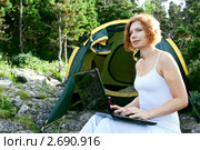 Женщина сидит на природе с ноутбуком. Стоковое фото, фотограф Анатолий Типляшин / Фотобанк Лори