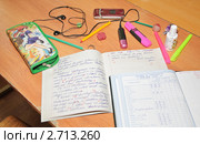 Школьный дневник с четвертными оценками, тетрадка, пенал, мобильник, плеер и письменные принадлежности (2011 год). Редакционное фото, фотограф Алёшина Оксана / Фотобанк Лори