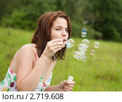 Шатенка на летнем лугу пускает мыльные пузыри. Стоковое фото, фотограф Яков Филимонов / Фотобанк Лори