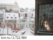 Фрагмент бронзового барельефа на Карловом мосту в Праге на фоне города (2010 год). Стоковое фото, фотограф Gagara / Фотобанк Лори
