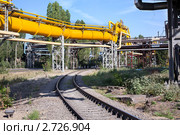 Газопровод высокого давления над железной дорогой. Стоковое фото, фотограф Кекяляйнен Андрей / Фотобанк Лори