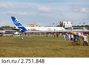 Летное поле авиасалона МАКС 2011 в подмосковном Жуковском перед началом летной программы, Россия. Редакционное фото, фотограф Николай Винокуров / Фотобанк Лори