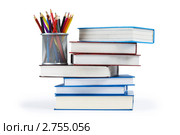Карандаши в стакане и стопка книг. Стоковое фото, фотограф Elnur / Фотобанк Лори