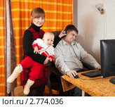 Мама с дочкой беспокоят работающего папу. Стоковое фото, фотограф Яков Филимонов / Фотобанк Лори