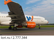 Самолёт итальянской авиакомпании "Wind Jet" (Винд Джет) на взлётной полосе Домодедово (2011 год). Редакционное фото, фотограф Lora / Фотобанк Лори