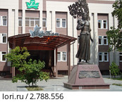 Памятник Кларе Лучко, гостиница "Платан", г. Краснодар. Скульпторы Дарья Успенская и Виталий Шанов (2011 год). Редакционное фото, фотограф Юлия Ухина / Фотобанк Лори