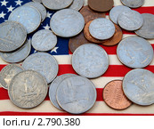 Монеты на фоне флага США (2011 год). Редакционное фото, фотограф Михаил Островский / Фотобанк Лори