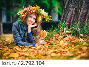 Девушка в венке из осенних листьев в парке. Стоковое фото, фотограф Швайгерт Екатерина / Фотобанк Лори