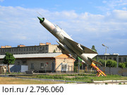 Самолёт Миг-21 возле КПП отдельного радиотехнического полка особого назначения (в/ч 03025). Алтайский край, г. Камень-на-Оби (2011 год). Редакционное фото, фотограф Григорий Писоцкий / Фотобанк Лори