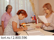 Взрослая пара в загсе (2011 год). Редакционное фото, фотограф Анна Мартынова / Фотобанк Лори
