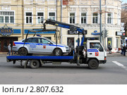 Милицейский эвакуатор с машиной ДПС на улице Пречистенка в Москве (2011 год). Редакционное фото, фотограф Щеголева Ольга / Фотобанк Лори
