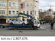 Милицейский эвакуатор увозит машину ДПС - милиция (2011 год). Редакционное фото, фотограф Щеголева Ольга / Фотобанк Лори