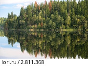 Тишина. Отражение леса и неба в озере (2011 год). Редакционное фото, фотограф Pukhov K / Фотобанк Лори