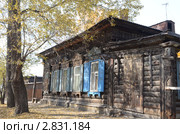 Деревянный дом со ставнями на улице Иркутска (2011 год). Стоковое фото, фотограф Юлия Батурина / Фотобанк Лори