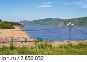 Вид на Амур и городской пляж с набережной Комсомольска-на-Амуре от речного вокзала летом в ясную солнечную погоду (2011 год). Стоковое фото, фотограф Сергей Гусев / Фотобанк Лори
