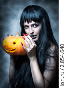 Макияж и стиль для хэллоуин. Красивая сексуальная брюнетка с тыквой. Halloween makeup. Стоковое фото, фотограф katalinks / Фотобанк Лори